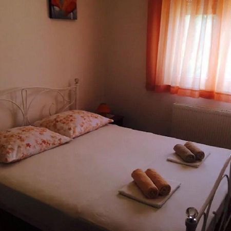 Apartments And Rooms Ognjen - Family Apartments With Free Parking Betina  Buitenkant foto