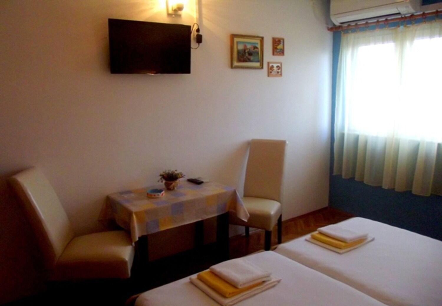 Apartments And Rooms Ognjen - Family Apartments With Free Parking Betina  Buitenkant foto