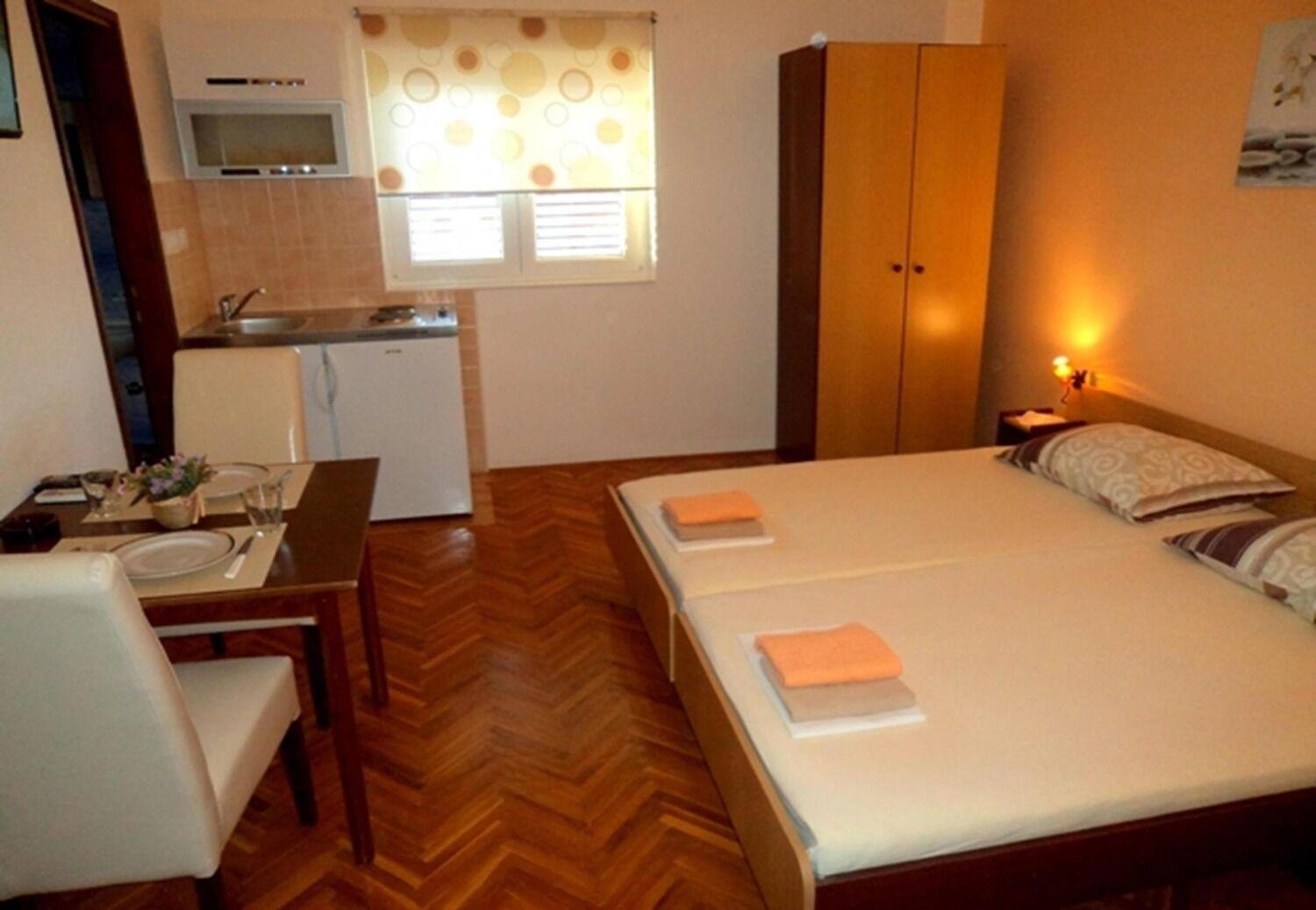 Apartments And Rooms Ognjen - Family Apartments With Free Parking Betina  Buitenkant foto