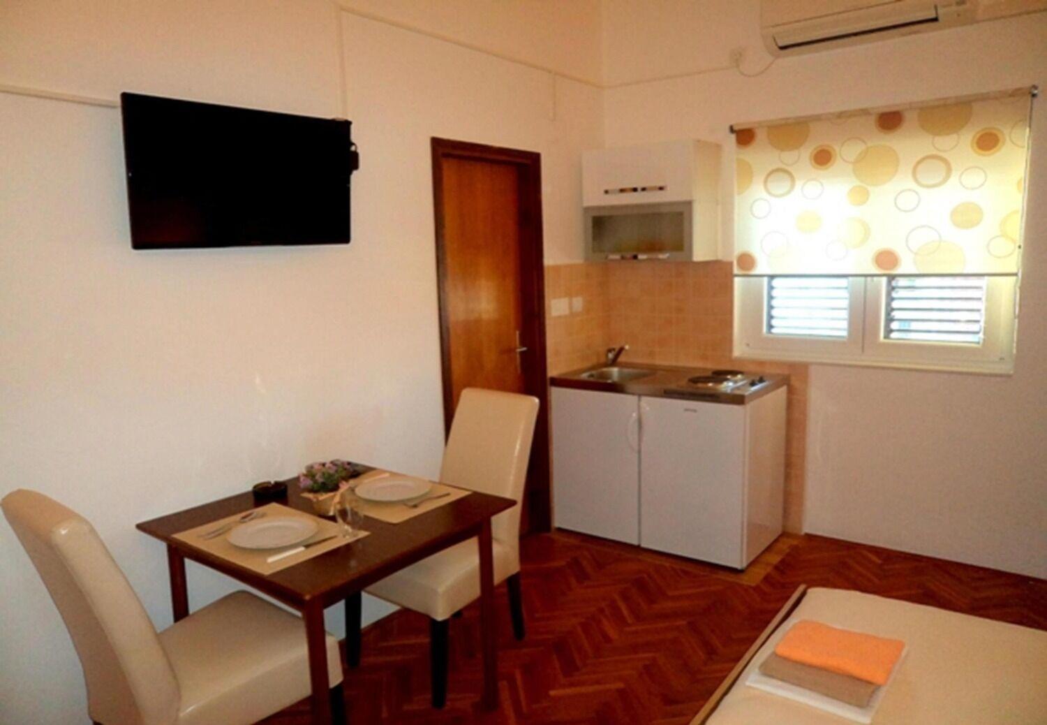 Apartments And Rooms Ognjen - Family Apartments With Free Parking Betina  Buitenkant foto