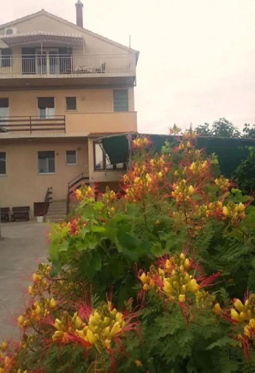 Apartments And Rooms Ognjen - Family Apartments With Free Parking Betina  Buitenkant foto