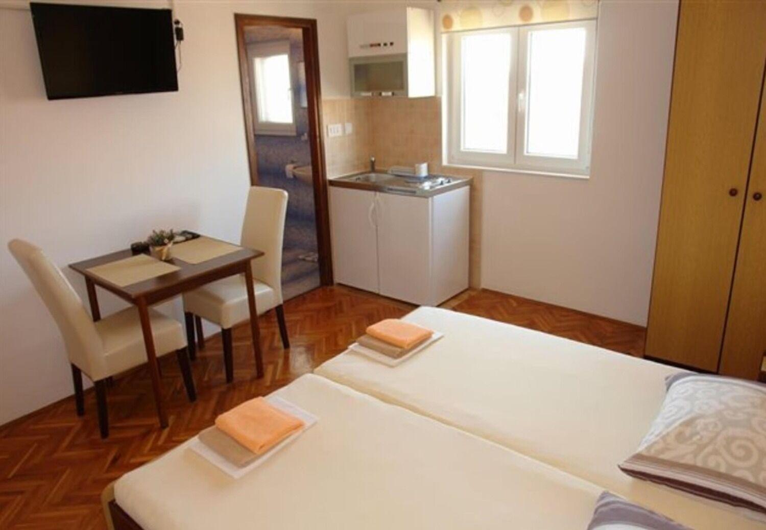 Apartments And Rooms Ognjen - Family Apartments With Free Parking Betina  Buitenkant foto